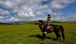 藏族男人骑马照片,藏族男子骑马英姿飒爽